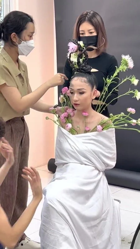 Vân Miu hóa trang face art Harper's Bazaar layout mùa xuân