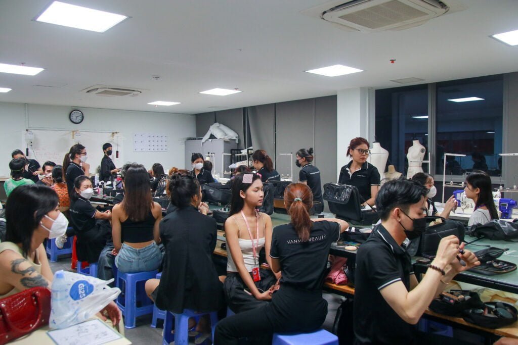 Vân Miu cùng đội ngũ của mình thực hiện makeup cho hơn 80 models cho chương trình.