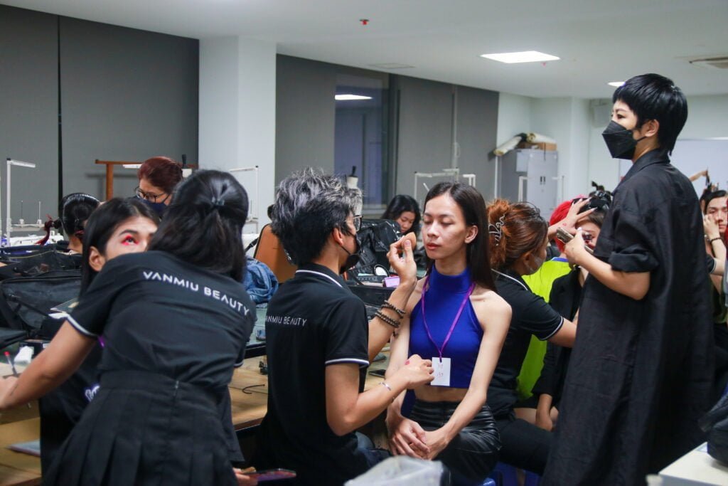 Team Vân Miu tập trung makeup tỉ mĩ từng chi tiết cho các người mẫu.
