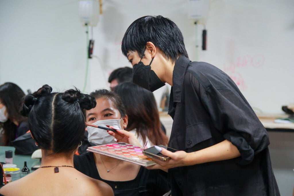 Vân Miu kỹ lưỡng kiểm tra lại thành quả makeup cuối cùng trước khi các model trình diễn.